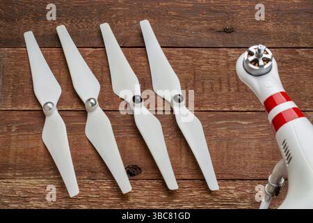 Ein Satz flexibler Propeller aus Kunststoff für eine kleine Drohne (Quadcopter) mit einem nicht fokussierten Arm einer Drohne Stockfoto