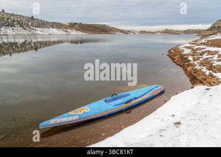 FORT COLLINS CO, USA - 22. DEZEMBER 2016: Stand Up Paddleboard von Starboard an einem Seeufer in Winterlandschaft Stockfoto