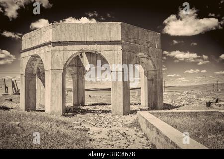 Betonruinen einer von fünf Reduktionsanlagen und Pumpstationen, die während des Ersten Weltkriegs Kaliproduktion in der Nähe von Antiochia, Nebraska herstellen, sepiafarbenes Bild Stockfoto