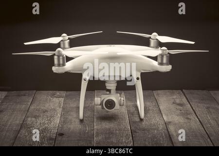 FORT COLLINS, CO, USA - 23. FEBRUAR 2017: DJI Phantom 4 pro Quadcopter Drohne mit Kamera auf einem rustikalen Holztisch, schwarz-weiß Sepia getönte Bilder Stockfoto