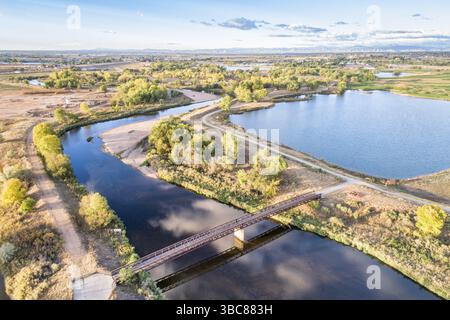 South Platte River mit radwege unter Denver im Norden von Colorado, Luftaufnahme Stockfoto