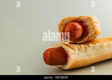 Tender hot dog nestled in fluffy bread, topped with rich ketchup. Ideal for casual meals and satisfying cravings for savory snacks any time of the day Stockfoto