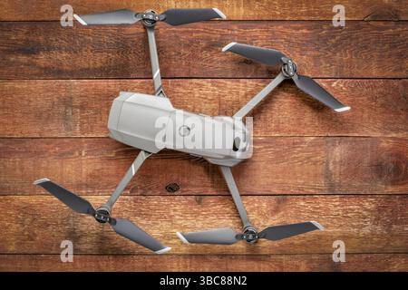 Fort Collins, CO, USA – 27. Dezember 2018: DJI Mavic 2 Pro gegen Rustic Wood – eine andvanced Prosumer Faltdrohne Stockfoto