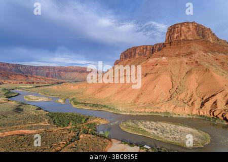 Luftbild des Colorado River an der felsigen Schnelle über Moab, Utah Stockfoto