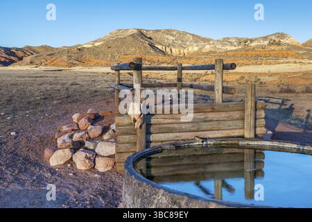 Vieh Bewässerung Loch im Red Mountain Open Space, Halbwüstenlandschaft im Norden von Colorado nahe der Grenze zu Wyoming, Spätsommer, Stausee aus der Nähe von Wyoming Stockfoto