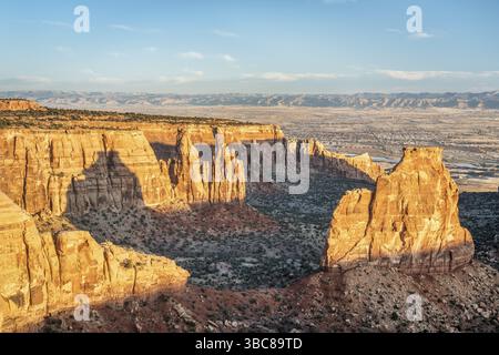 Sonnenaufgang über Independence Rock in Colorado National Monument Licht Stockfoto