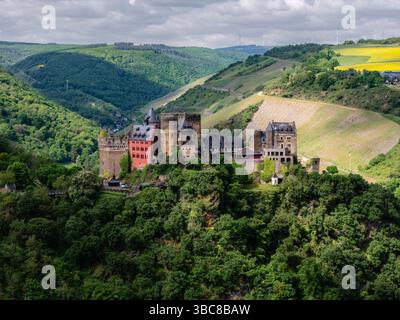 Aus der Vogelperspektive auf Schloss Schönburg, eine mittelalterliche Festung und Hotel in der Nähe von Oberwesel, Deutschland. Das Hotel liegt im UNESCO-Oberen Mittelrheintal, umgeben von Stockfoto
