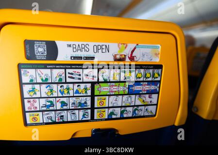 Sicherheitshinweise für eine Ryanair Boeing 737 8200, Boeing 737 Max 8-200, Flugzeugflugzeug und Anweisungen zur Bestellung von Mahlzeiten auf der Rückenlehne Stockfoto