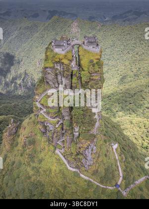 Panoramablick auf den Fanjingshan Berg mit Blick auf den Fanjing Berg und den neuen goldenen Gipfel mit buddhistischem Tempel auf der Spitze in Guizhou China Stockfoto