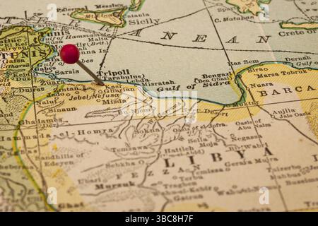 Libyen und Tripolis auf Vintage 1920er Jahre Karte mit einem roten Pin, selektiven Fokus (gedruckt im Jahre 1926 - Urheberrechte abgelaufen) Stockfoto