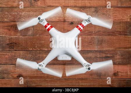 Fort Collins, CO, USA - 17. März 2015: DJI Phantom 2 mit drehenden Propellern, Draufsicht vor rustikalem Holztisch Stockfoto