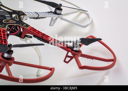 FORT COLLINS, CO, USA, 12. Dezember 2014: Ein Detail der DJI F550 Flame Wheel Hexacopter-Drohne mit Propellerschutz auf weißem Hintergrund. Diese drohne Stockfoto