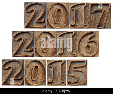 Durchgangs- und Eingangsjahre (2015, 2016, 2017) in Grunge-Buchdruckholz isoliert auf weiß Stockfoto