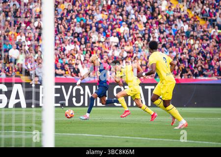 Barcelona, Spanien. Mai 2025. Lamine Yamal (L) von Barcelona streitet mit Sergi Cardona (C) von Villarreal während des LaLiga-Fußballspiels zwischen Barcelona und Villarreal CF am 18. Mai 2025 in Barcelona, Spanien. Quelle: Joan Gosa/Xinhua/Alamy Live News Stockfoto