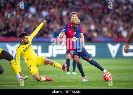 Barcelona, Spanien. Mai 2025. Lamine Yamal (R) von Barcelona streitet mit Alex Baena von Villarreal während des LaLiga-Fußballspiels zwischen Barcelona und Villarreal CF am 18. Mai 2025 in Barcelona, Spanien. Quelle: Joan Gosa/Xinhua/Alamy Live News Stockfoto