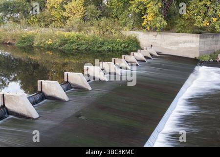 Kleiner Staudamm, der Wasser für die Bewässerung von Ackerland umleitet – Cache la Poudre River oberhalb von Greeley im Norden von Colorado Stockfoto