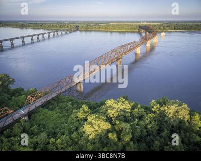 Die alte und neue Chain of Rocks Bridge e über den Mississippi River in der Nähe von St. Louis - aus der Vogelperspektive Stockfoto