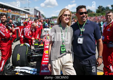 Imola, Italien. Mai 2025. Der ehemalige brasilianische Fußballspieler Ronaldo posiert mit seiner Frau vor dem Formel-1-Grand-Prix von Emilia Romagna auf der Autodromo Internazionale Enzo e Dino Ferrari-Rennstrecke in Imola, Italien, am 18. Mai 2025. Quelle: Qian Jun/Xinhua/Alamy Live News Stockfoto