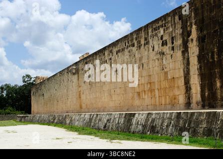 Mexiko. Yucatan. Chichén Itza. Großartiger Ballplatz Stockfoto