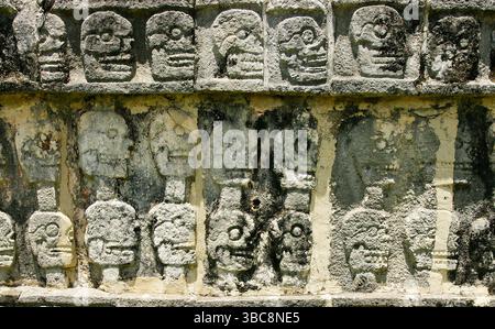 Mexiko. Yucatan. Chichén Itza. Blick auf das Tzompantli oder die Plattform der Schädel. Stockfoto