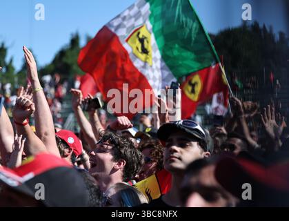 Imola, Italien. Mai 2025. Ferrari-Fans warten auf den Formel-1-Grand Prix von Emilia Romagna auf der Rennstrecke Autodromo Internazionale Enzo e Dino Ferrari in Imola, Italien, 18. Mai 2025. Quelle: Li Jing/Xinhua/Alamy Live News Stockfoto
