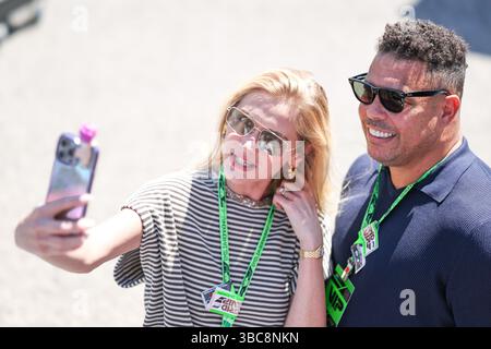 Imola, Italien. Mai 2025. Der ehemalige brasilianische Fußballspieler Ronaldo posiert mit seiner Frau vor dem Formel-1-Grand-Prix von Emilia Romagna auf der Autodromo Internazionale Enzo e Dino Ferrari-Rennstrecke in Imola, Italien, am 18. Mai 2025. Quelle: Qian Jun/Xinhua/Alamy Live News Stockfoto