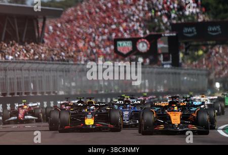 Imola, Italien. Mai 2025. Die Fahrer treten am 18. Mai 2025 beim Formel-1-Emilia Romagna Grand Prix auf der Rennstrecke Autodromo Internazionale Enzo e Dino Ferrari in Imola, Italien, an. Quelle: Li Jing/Xinhua/Alamy Live News Stockfoto