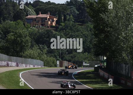 Imola, Italien. Mai 2025. Die Fahrer treten am 18. Mai 2025 beim Formel-1-Emilia Romagna Grand Prix auf der Rennstrecke Autodromo Internazionale Enzo e Dino Ferrari in Imola, Italien, an. Quelle: Li Jing/Xinhua/Alamy Live News Stockfoto