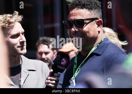 Imola, Italien. Mai 2025. Der ehemalige brasilianische Fußballspieler Ronaldo wird vor dem Formel-1-Grand-Prix von Emilia Romagna auf der Autodromo Internazionale Enzo e Dino Ferrari-Rennstrecke in Imola, Italien, am 18. Mai 2025 interviewt. Quelle: Li Jing/Xinhua/Alamy Live News Stockfoto
