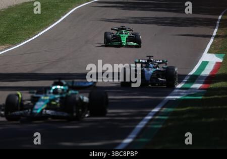 Imola, Italien. Mai 2025. Die Fahrer treten am 18. Mai 2025 beim Formel-1-Emilia Romagna Grand Prix auf der Rennstrecke Autodromo Internazionale Enzo e Dino Ferrari in Imola, Italien, an. Quelle: Li Jing/Xinhua/Alamy Live News Stockfoto