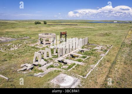 Betonruinen einer von fünf Reduktionsanlagen und Pumpstationen, die während des Ersten Weltkriegs Kaliprodukte herstellen, in der Nähe von Antioch, Nebraska, aus der Vogelperspektive Stockfoto