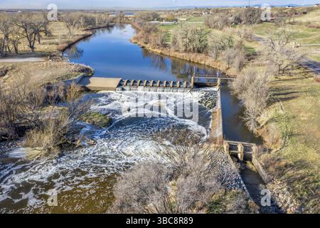 Wasserumlenkungsdamm am South Platte River über Brigthon, Colorado - aus der Luft in der Frühjahrslandschaft Stockfoto