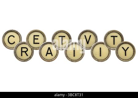 Kreativwort in alten runden Schreibmaschinenschlüsseln isoliert auf weiß Stockfoto