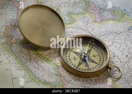 Vintage Taschenkompass aus Messing über alter Karte von Südamerika veröffentlicht im Jahr 1926 - abgelaufene Urheberrechte) Stockfoto