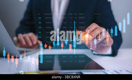 Geschäftsmann analysiert Kerzendiagramme und Börsendiagramme auf digitalem Dashboard, Showcase Finanzanalyse, Handelsstrategie und Investment tren Stockfoto