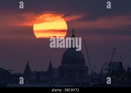 London, Großbritannien. Mai 2025. Wetter in Großbritannien: Dramatischer Sonnenuntergang hinter der St Paul’s Cathedral mit einer großen Veränderung des Wettermusters, die gerade rechtzeitig für das Frühlingsbankwochenende Ende Mai eintrifft. Guy Corbishley/Alamy Live News Stockfoto