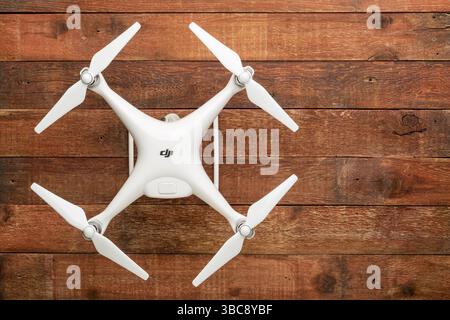 FORT COLLINS, CO, USA - 11. DEZEMBER 2016: DJI Phantom 4 pro Quadcopter Drohne auf einem rustikalen Holztisch mit Kopierraum Stockfoto