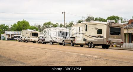 Crook, CO, USA - 28. Mai 2018: Eine Säule von Freizeitfahrzeugen auf einer Hauptstraße einer ländlichen Stadt im Osten Colorados Stockfoto