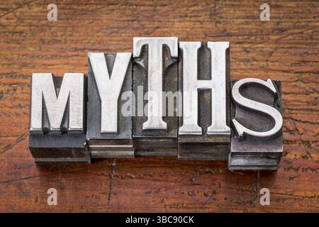 Mythenwort in Vintage-Metall-Druckblöcken über Grunge-Holz Stockfoto