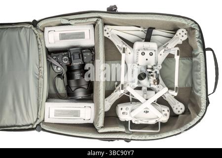 Fort Collins, CO, USA - 9. März 2016: Rucksack für Fotografen mit DJI Phantom 3 Quadcopter Drohne, Propellern, Funksteuerung und Ersatzteil Stockfoto