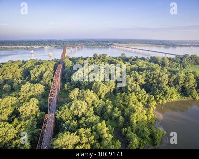 Die alte und neue Chain of Rocks Bridge über den Mississippi River in der Nähe von St. Louis - bei Sonnenaufgang aus der Vogelperspektive Stockfoto