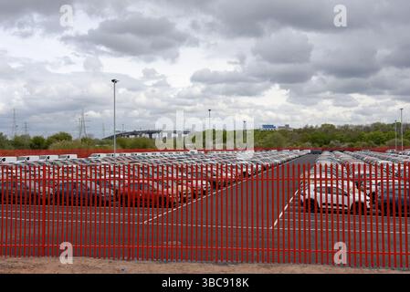 Neue Dacia-Autos in einem sicheren Lagergelände im Royal Portbury Docks Complex, Bristol, Großbritannien, April 2025 Stockfoto