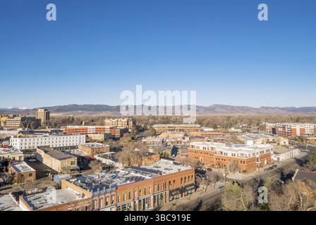 FORT COLLINS, CO, USA - 21. MÄRZ 2015: Aus der Vogelperspektive auf die Innenstadt von Fort Collins, frühe Frühjahrslandschaft mit der Front Range of Rocky Mountains im Hintergrund Stockfoto