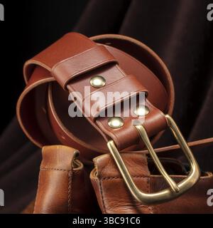 Teil eines braunen Gürtels aus echtem, teurem Leder Stockfoto