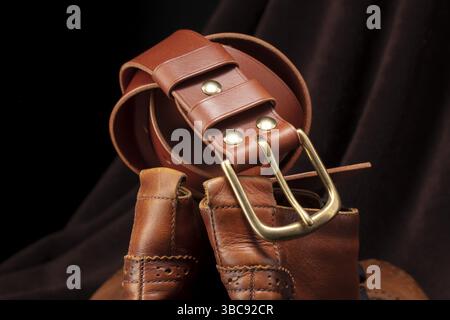 Teil eines braunen Gürtels aus echtem, teurem Leder Stockfoto