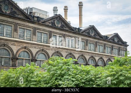 Altes Kraftwerk - am Flußufer von St. Louis - Fenster und Ziegelmauern sind mit Sandsteindekor dekoriert Stockfoto