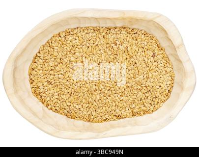 Goldene Flachssamen in einer rustikalen Holzschale, isoliert auf weißem, schneidendem Pfad Stockfoto