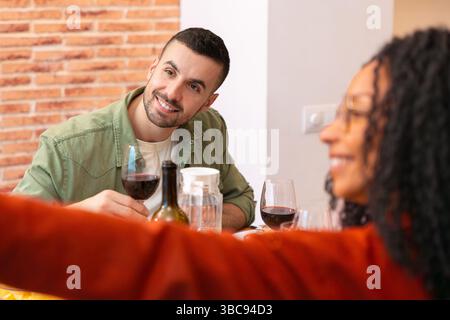 Freunde nehmen Selfie und toasten mit Wein während des Abendessens zu Hause Stockfoto