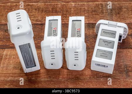 Fort Collins, CO, USA – 17. März 2015: Ein Satz von vier hocheffizienten Lithium-Polymer-Batterien für DJI Phantom Quadcotper-Drohne Stockfoto