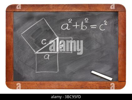 Satz des Pythagoras skizziert mit weißer Kreide auf einer Vintage Tafel isoliert auf weiss Stockfoto
